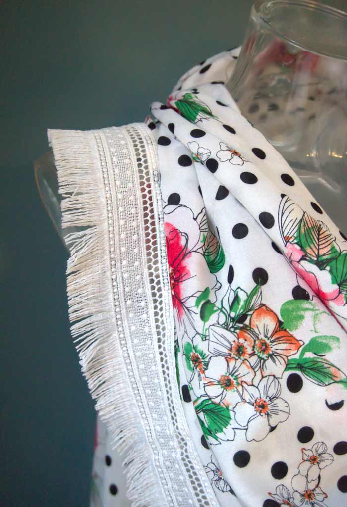 sjaal caro stof wit viscose polyester polka dots bloemen print afwerking sierlijke witte band Goudenlaantje3