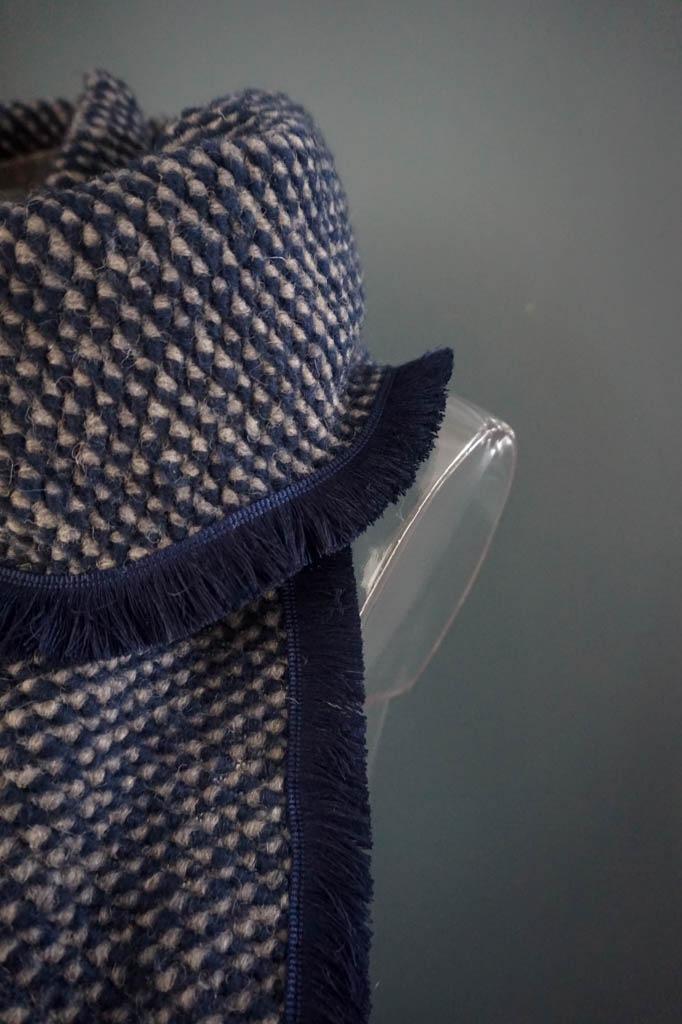 Sjaal Sophie warme wolmix met blauwtinten patroon afwerking stijlvol donkerblauw band